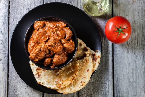 Pollo Tikka Masala Servido Con Pan Naan Plato Negro Vista — Foto de Stock