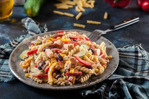 Fusilli Pasta Salade Met Gerookte Kalkoen Groenten — Stockfoto