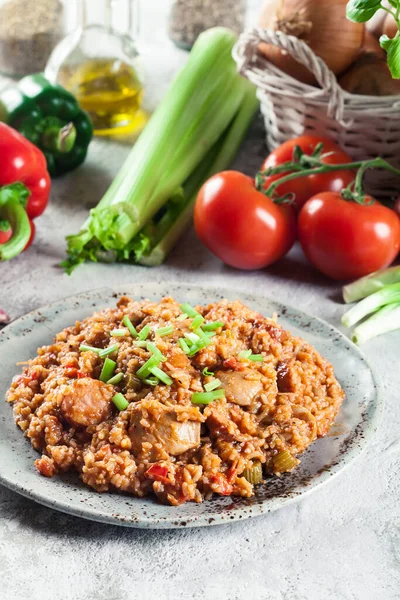 Csirke Jambalaya Fűszeres Rizs Csirkével Kolbásszal Kreol Tál — Stock Fotó