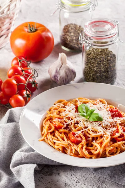 Espaguetis Napoli Con Queso Parmesano Plato Italiano Tradicional —  Fotos de Stock