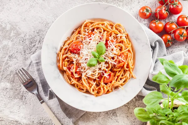 Espaguetis Napoli Con Queso Parmesano Plato Italiano Tradicional —  Fotos de Stock