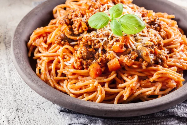 Bolonhesa Espaguete Com Cogumelos Queijo Cozinha Italiana — Fotografia de Stock