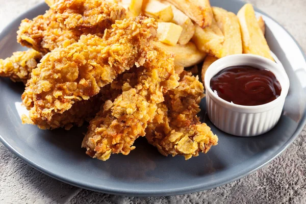 Fitas Frango Flocos Milho Farinha Rosca Servida Com Batatas Fritas — Fotografia de Stock