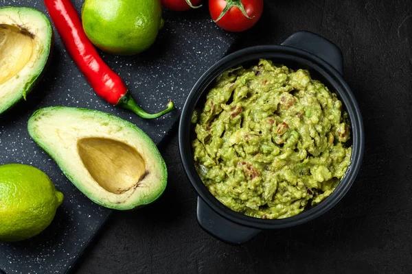 Cuenco Guacamole Con Ingredientes Frescos Una Mesa Negra — Foto de Stock