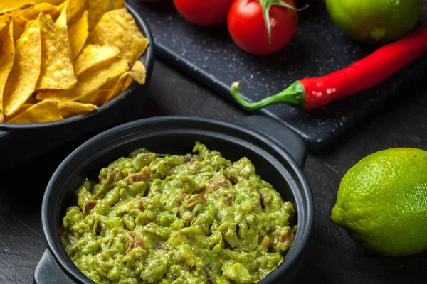 Tál Kukorica Chips Fekete Tábla Guacamole — Stock Fotó