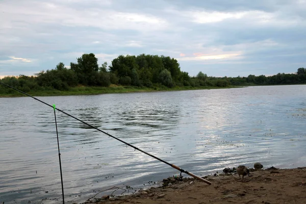 Łowienie Ryb Pomocą Wędziska Rzece — Zdjęcie stockowe