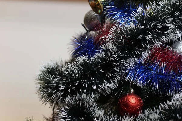 美しい装飾が施されたクリスマスツリー — ストック写真