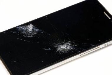 Beyaz arka planda kırılmış bir telefon..