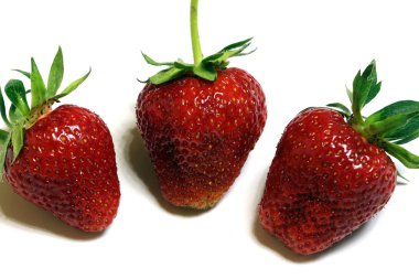 Beyaz arka planda çilekler.