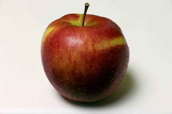 白色背景上的红苹果 — 图库照片