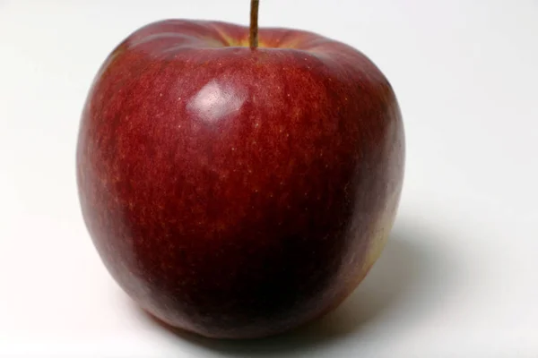 Manzana Roja Sobre Fondo Blanco — Foto de Stock