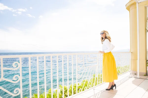 Woman enjoying summer vacation — Stock Photo, Image