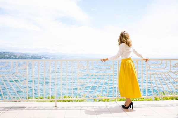 Woman enjoying summer vacation — Stock Photo, Image