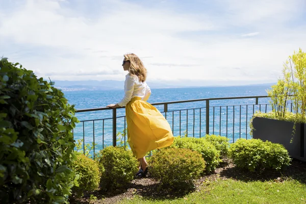 Žena si užívá letní prázdniny — Stock fotografie