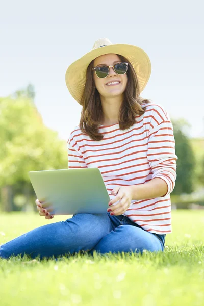 Mujer joven relajante al aire libre — Foto de Stock