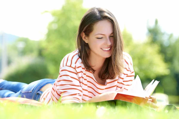 Jovem mulher relaxante ao ar livre — Fotografia de Stock