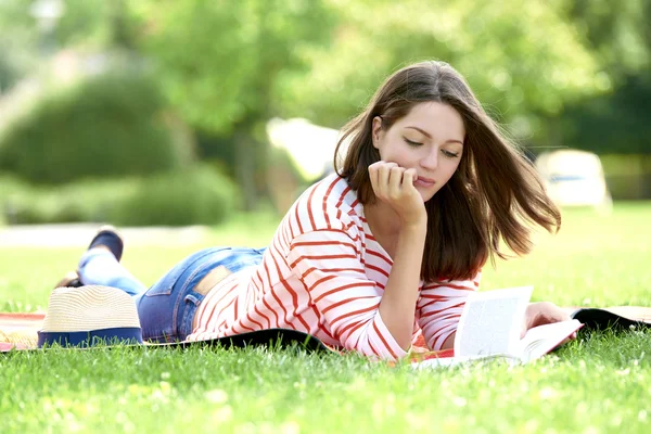 Mujer joven relajante al aire libre —  Fotos de Stock