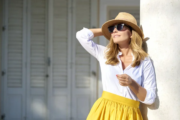 Woman enjoying summer vacation — Stock Photo, Image