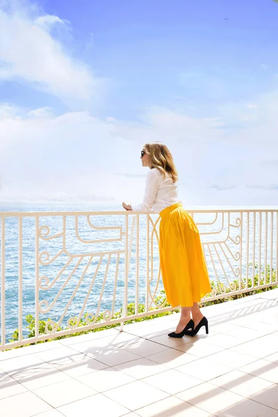 Mulher desfrutando férias de verão — Fotografia de Stock