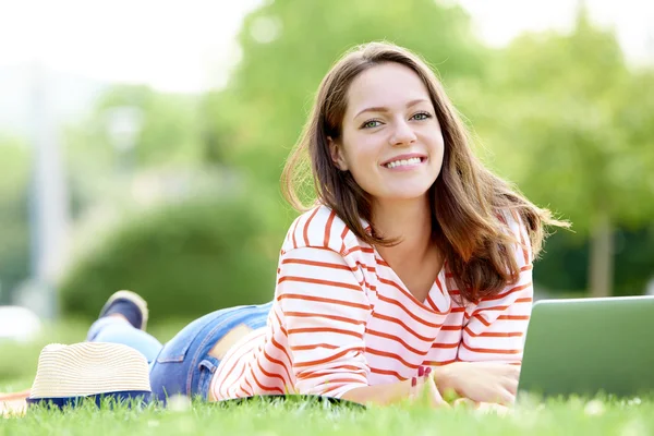 Junge Frau entspannt sich im Freien — Stockfoto