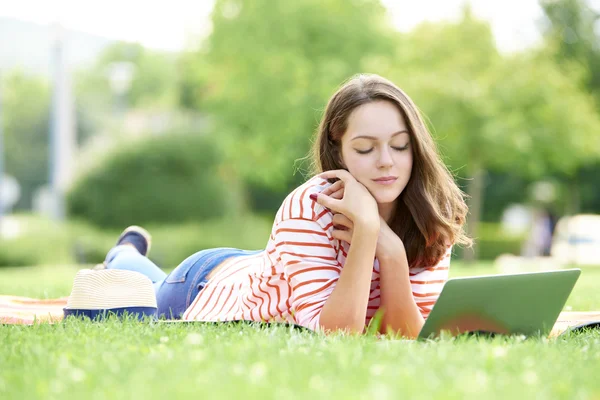 Mujer joven relajante al aire libre —  Fotos de Stock