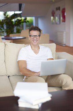 evde oturan ve çalışan adam