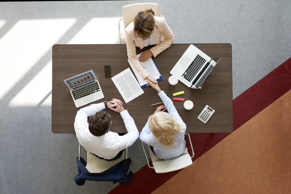 Empresarias estrechando las manos — Foto de Stock