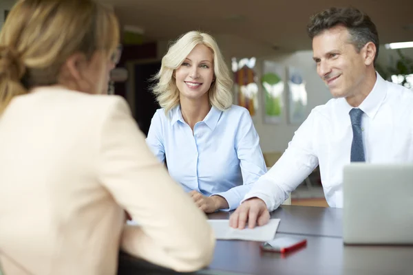 Woman consulting  middle aged couple a — Stock Photo, Image