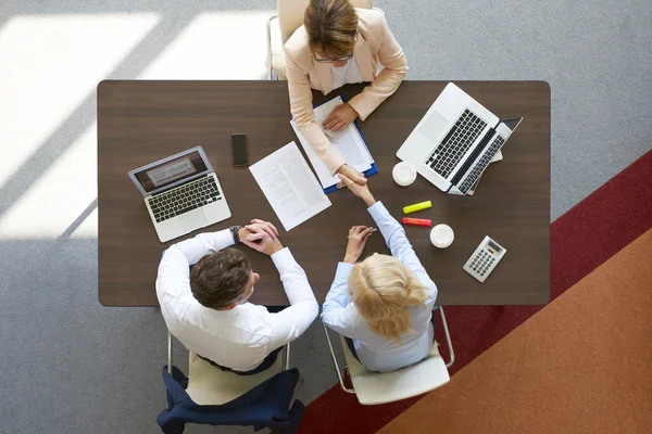 Businesswomen shaking hands — Stock Photo, Image