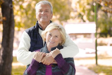 Komuta sizde embraching yaşlı kadın 