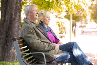 dinlenirken oturan enior Çift 