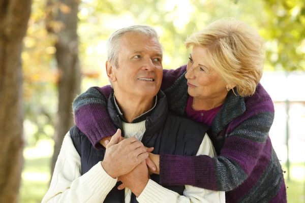 Pareja mayor relajándose en el parque — Foto de Stock