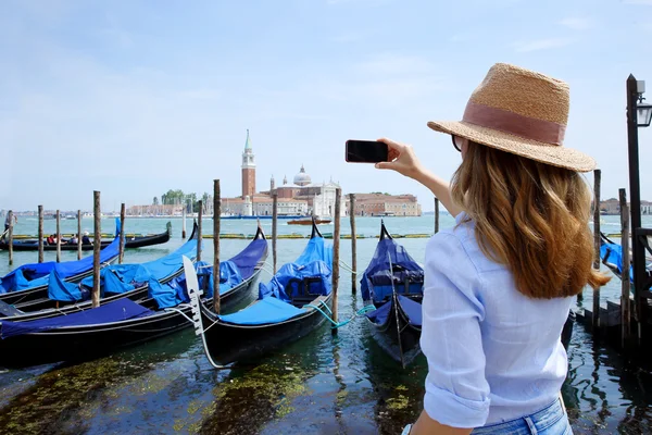 Турист с телефоном захвата момент — стоковое фото