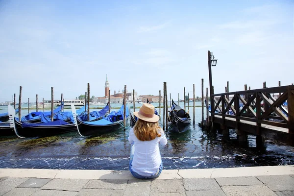 Kadın oturuyor ve dinleniyor. 