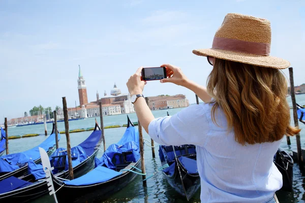 Tourist with  phone capturing the moment — Stock Photo, Image