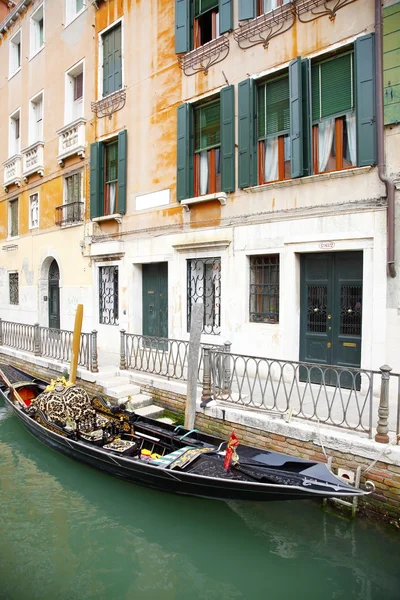 Gondole sur la lagune vénitienne . — Photo