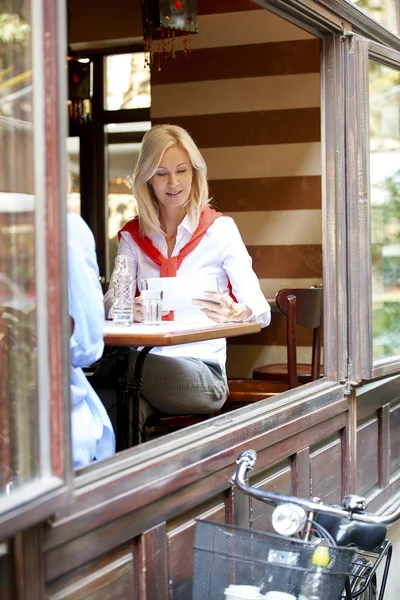 Woman using her digital tablet — Stock Photo, Image