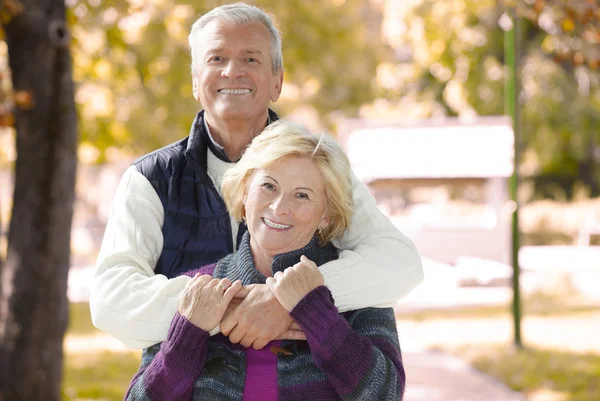 Komuta sizde embraching yaşlı kadın 