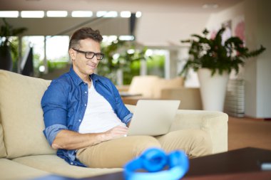 İşadamı laptop çalışma ile 