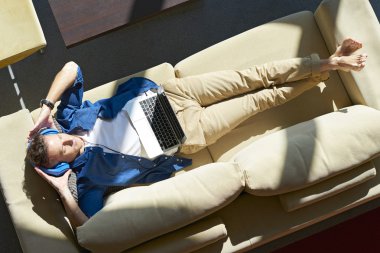  yalan ise onun laptop kullanan adam