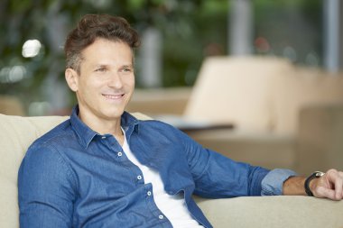  Kanepede oturan yakışıklı adam.