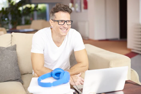 Handsome man  in front of laptop — Stock Photo, Image