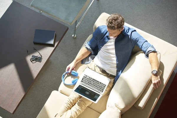 Casual man with laptop relaxing — Stock Photo, Image