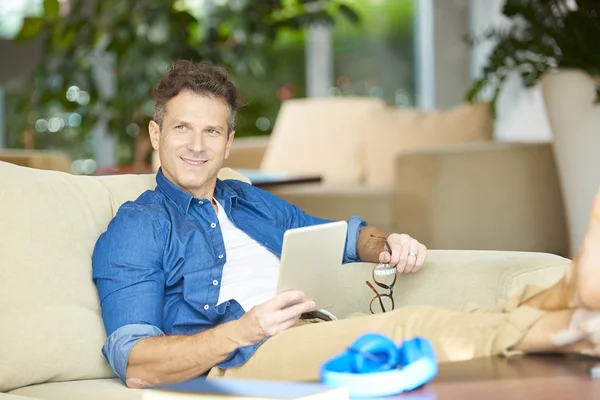 Man met digitale tablet — Stockfoto