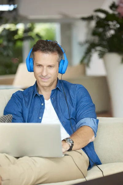 Homem usando laptop em casa — Fotografia de Stock