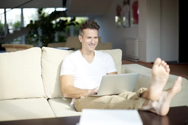 Man werkt aan zijn laptop — Stockfoto