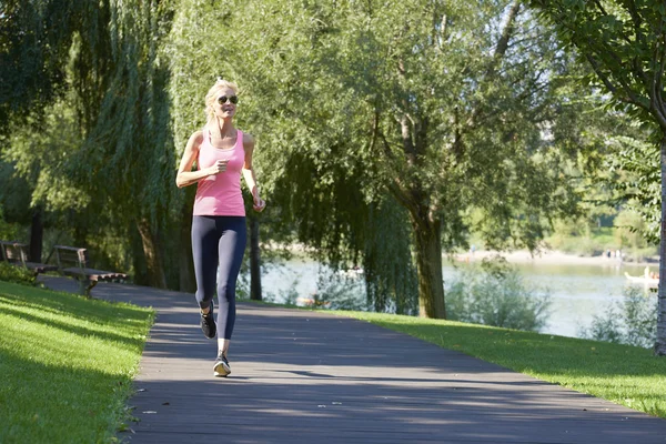 Fit runner training buiten. — Stockfoto