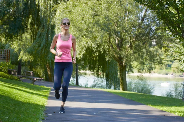 Fit runner training buiten. — Stockfoto