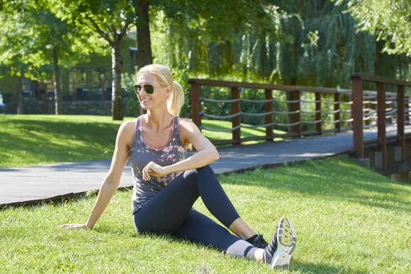 Woman stretching  after morning run — Stock Photo, Image