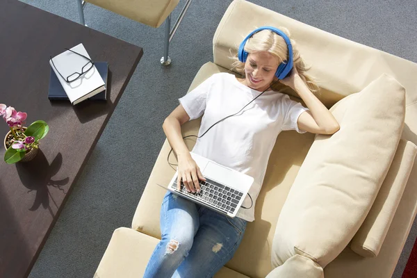 Frau entspannt zu Hause Musik hören — Stockfoto
